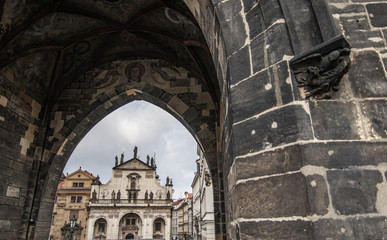 arco bajo el torreon de la polvora en praga  republica checa