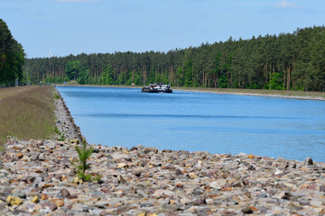 Lastkahn auf dem Niederfinow Kanal