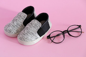  baby shoes on pink background
