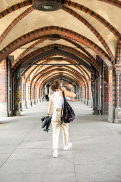 Sch&ouml;ne Frau in der Stadt Berlin
