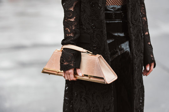 Street style accessories &ndash; Metallic golden patterned handbag &ndash; StreetStyleFW2020