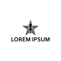 Obraz premium Podcast or stand up comedy logo design template. Retro microphone illustration with star white background. Vector illustration. EPS10.