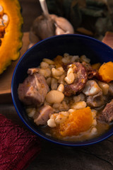 Locro, cocina argentina, un guiso muy popular hecho con calabaza, frijoles, maíz blanco, carne, salchichas, etc. Sobre una tabla de madera