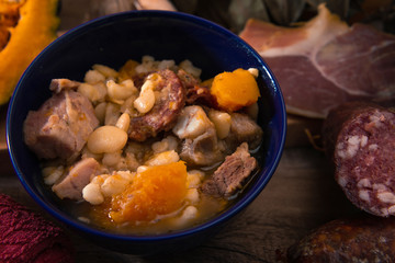 Locro, cocina argentina, un guiso muy popular hecho con calabaza, frijoles, maíz blanco, carne, salchichas, etc. Sobre una tabla de madera