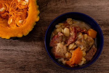 Locro, cocina argentina, un guiso muy popular hecho con calabaza, frijoles, maíz blanco, carne,...