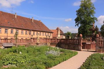 Blick auf den Klostergarten von Kloster Bronnbach in Süddeutschland