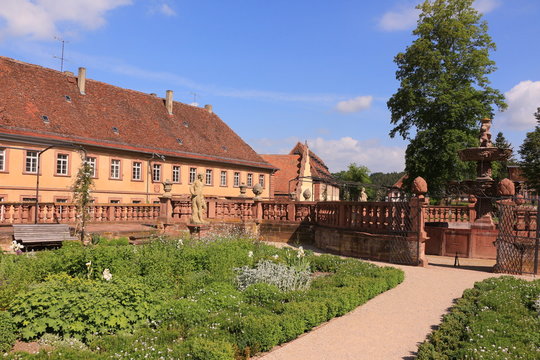 Blick auf den Klostergarten von Kloster Bronnbach in S&uuml;ddeutschland