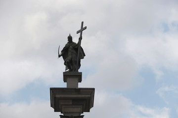 monumento religioso apuntando al cielo