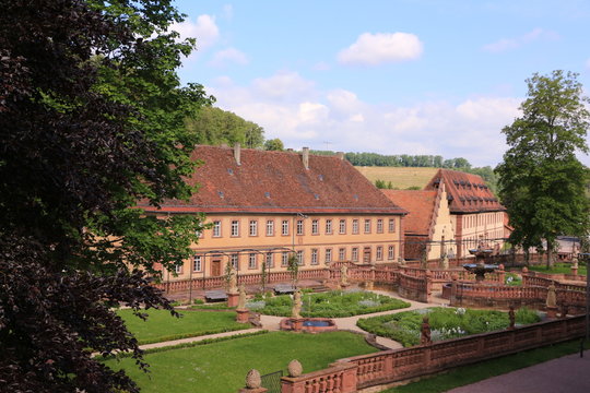 Blick auf den Klostergarten von Kloster Bronnbach in S&uuml;ddeutschland