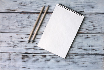Note and pencil on the board