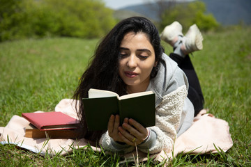 Obraz premium woman reading books in nature