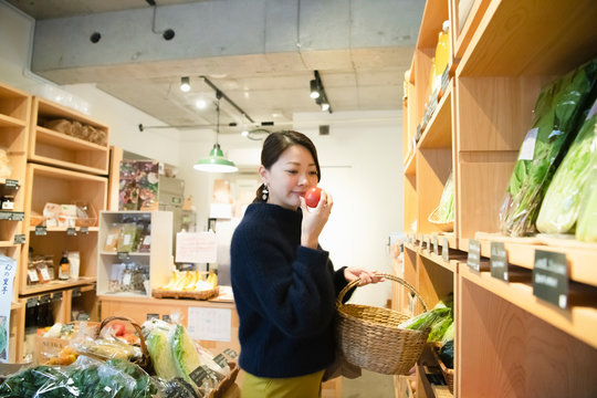 Woman shopping organic vegetable at vegetable store