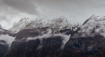 Wysokie szczyty górskie pokryte gęstą mgłą
