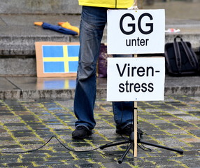 Transparent auf einer Coronademo: "Grundgesetz unter Virenstress"