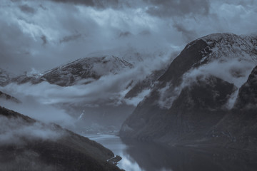 Wysokie szczyty górskie pokryte gęstą mgłą