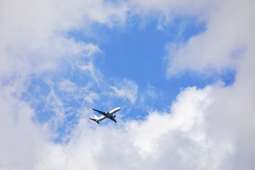 Passagierflugzeug in den Wolken