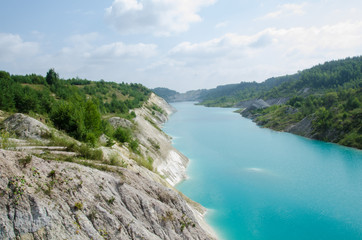 Fototapeta na wymiar turquoise river flowing into the gorge with white chalk walls