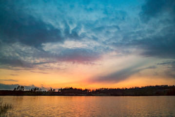 Obraz premium Sunset over the lake in spring. Vsevolozhsk. Leningrad region.