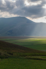 Piana di Castelluccio di Norcia, raggio di luce, Umbria, Italia.