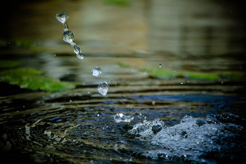 Wasser fließt aus dem Brunnen und es bilden sich Wasserwellen