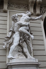 Statua di umano in marmo bianco