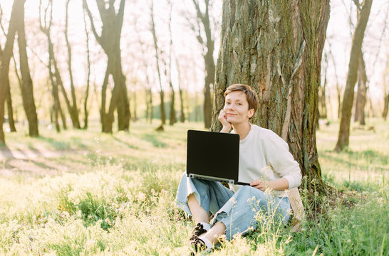 summer vacation park grass woman laptop communication