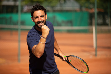 un jour de tennis souriant et gagnant son match