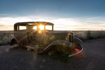 Zelfklevend Fotobehang Roestende auto bij halte route 66 in het Petrified Forest National Park © George Schmiesing