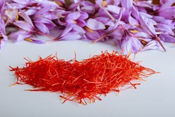 Naklejka premium Heart-shaped saffron threads on a white background