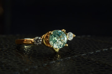Gems and jewelry are gold rings.
Set with luxurious diamonds For a wedding ring