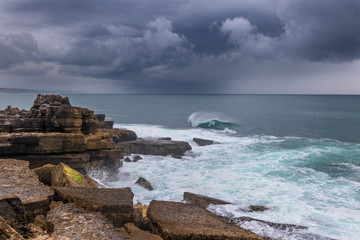 Fototapeta na wymiar dia de tempestade na costa do mar da Ericeira