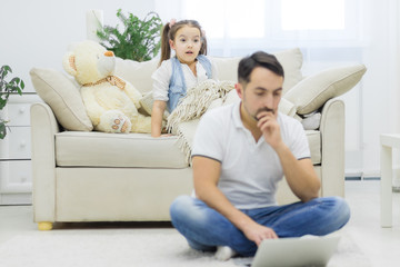 Obraz premium Daughter woke up because of the noise.