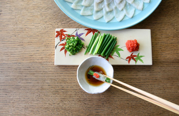 ふぐ刺し　トラフグ刺身　薬味 © pinchos