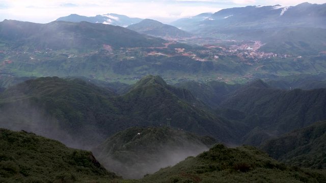 El telef&eacute;rico m&aacute;s largo del mundo entre monta&ntilde;as y nubes