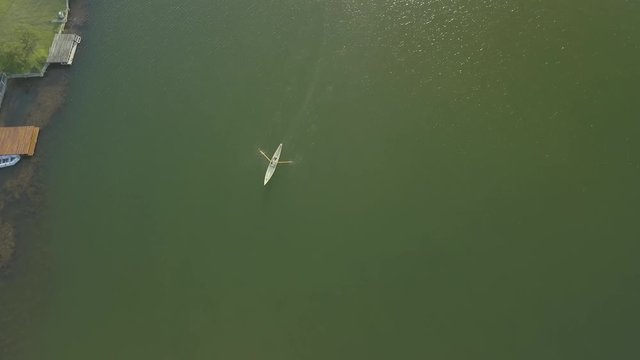 A persona on a boat in a lagoon in buenos aires city.
Una persona andando en bote en una laguna de la Ciudad de Buenos Aires