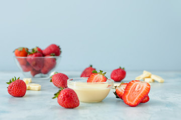 Bowl with tasty strawberry and melted chocolate on color background