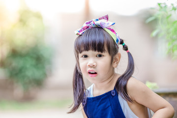 Close up background view Of cute girls drawing pictures for learning, artistic marketing concepts or studying during the semester outside the classroom