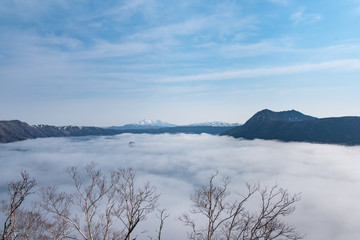 北海道摩周湖の雲海から斜里岳を臨む