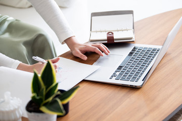 リモートワークをする女性の手元