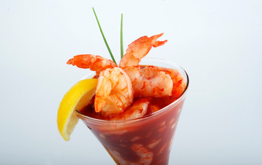 Coctel de camarones con limón y tomate