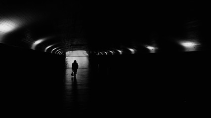 Mujer caminando por un túnel