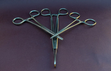pinza quirúrgica de acero inoxidable acomodadas de manera peculiar - herramientas de cirugia
