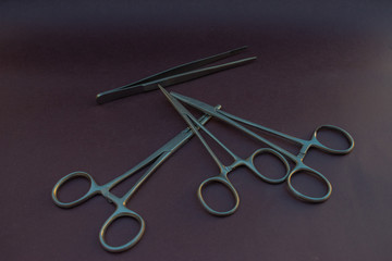 pinza quirúrgica de acero inoxidable acomodadas de manera peculiar - herramientas de cirugia