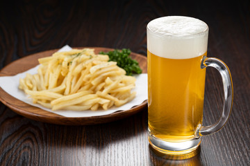 ビールとフライドポテト