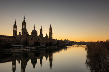 Fototapeta na wymiar Pilar basilica in Zaragoza with the Ebro river 
