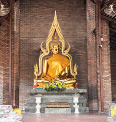 Obraz premium single Buddha statue inside Wat Yai Chai Mongkhon, a Buddhist temple of archaeological park, Ayutthaya, Thailand