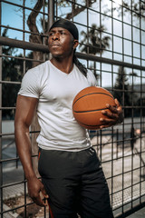 Chico deportista posando chandal veraniego estilo sano