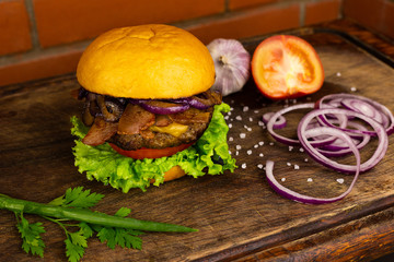 Hamburger artesanal grelhado com queijo,  alface, tomate, alho cebola e bacon. 
