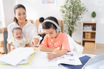 Asian daughter She is studying online via computer. At the school, broadcast live Her family is having fun