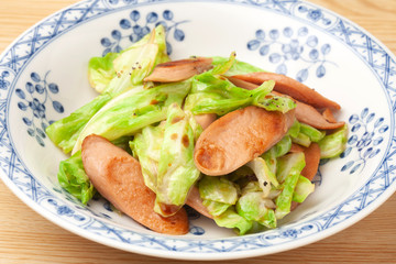 魚肉ソーセージとキャベツの炒め物